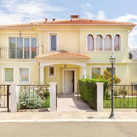 Villa Victoria Residences *